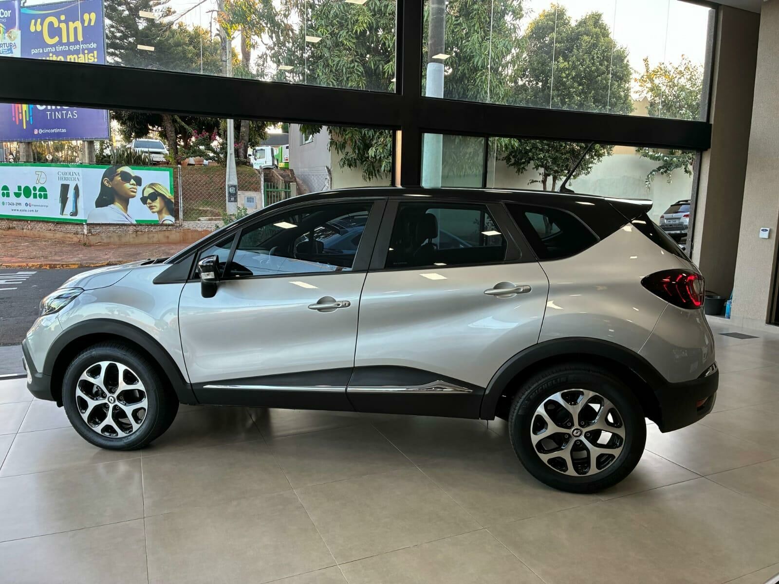 Imagem do veículo  RENAULT CAPTUR INTENSE